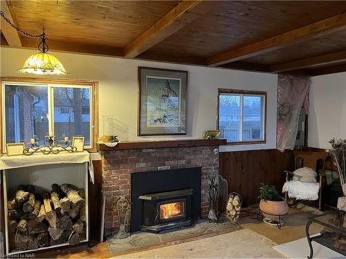 695 Lakeside Road, Fort Erie, ON - Indoor Photo Showing Living Room With Fireplace