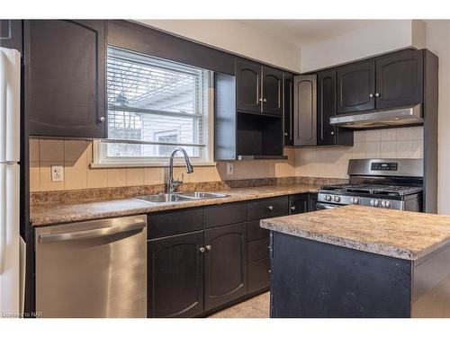 34 Dunblane Avenue, St. Catharines, ON - Indoor Photo Showing Kitchen With Double Sink