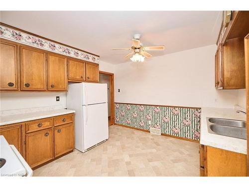 5644 Green Avenue, Niagara Falls, ON - Indoor Photo Showing Kitchen With Double Sink