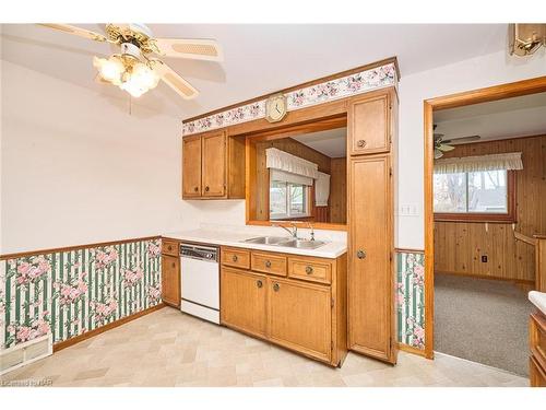 5644 Green Avenue, Niagara Falls, ON - Indoor Photo Showing Kitchen With Double Sink