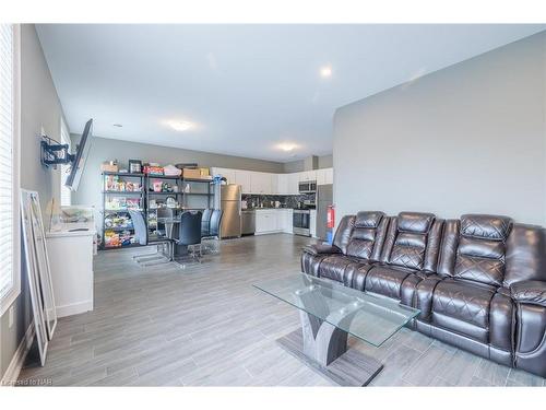 80 B Townline Road W, St. Catharines, ON - Indoor Photo Showing Living Room