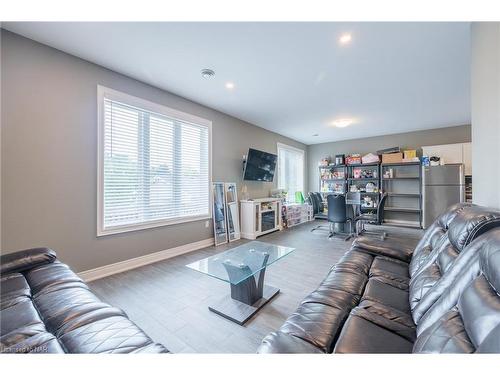 80 B Townline Road W, St. Catharines, ON - Indoor Photo Showing Living Room