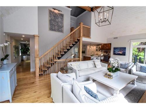 250 Niven Road, Niagara-On-The-Lake, ON - Indoor Photo Showing Living Room