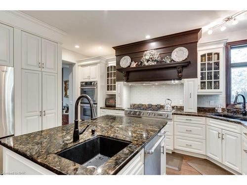 4025 Niagara River Parkway, Fort Erie, ON - Indoor Photo Showing Kitchen With Double Sink With Upgraded Kitchen