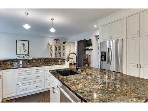 4025 Niagara River Parkway, Fort Erie, ON - Indoor Photo Showing Kitchen With Upgraded Kitchen