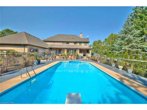 4025 Niagara River Parkway, Fort Erie, ON - Outdoor With In Ground Pool With Backyard