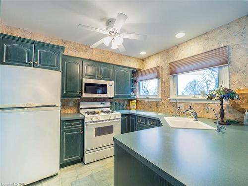 10571 Lakeshore Road W, Wainfleet, ON - Indoor Photo Showing Bathroom