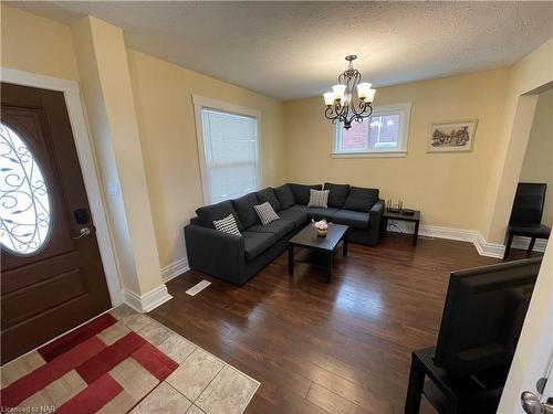 4713 Cookman Crescent, Niagara Falls, ON - Indoor Photo Showing Living Room