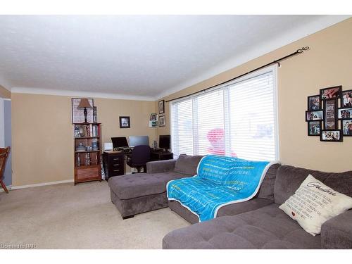 1435 Niagara Stone Road, Virgil, ON - Indoor Photo Showing Living Room