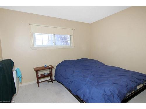 1435 Niagara Stone Road, Virgil, ON - Indoor Photo Showing Bedroom