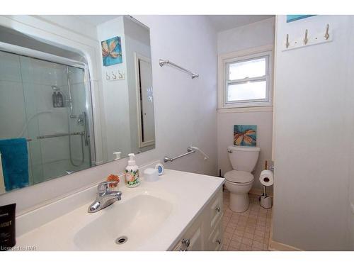 1435 Niagara Stone Road, Virgil, ON - Indoor Photo Showing Bathroom