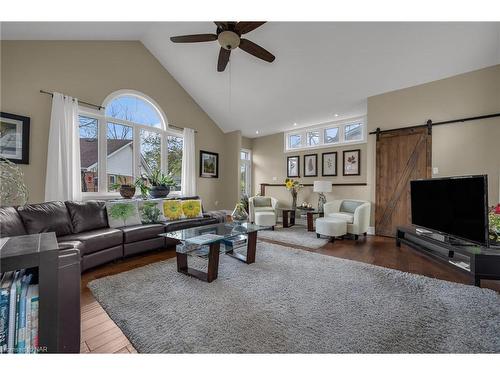 5810 Brookfield Avenue, Niagara Falls, ON - Indoor Photo Showing Living Room