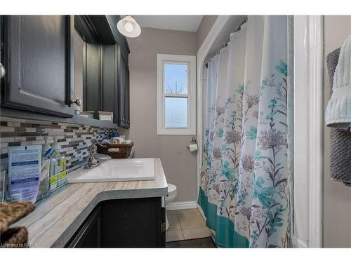 5810 Brookfield Avenue, Niagara Falls, ON - Indoor Photo Showing Bathroom