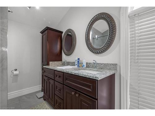 5810 Brookfield Avenue, Niagara Falls, ON - Indoor Photo Showing Bathroom