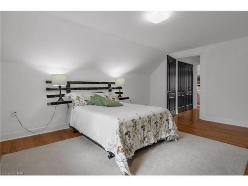 5810 Brookfield Avenue, Niagara Falls, ON - Indoor Photo Showing Bedroom