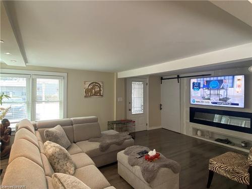498 North Mill Street, Fort Erie, ON - Indoor Photo Showing Living Room