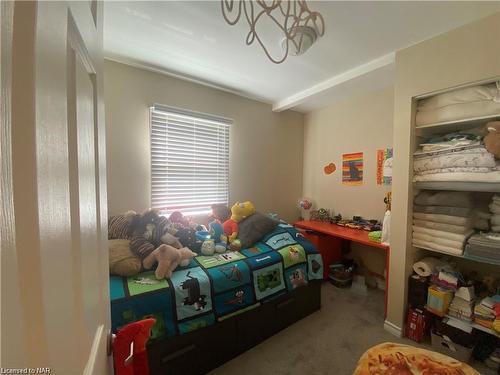 498 North Mill Street, Fort Erie, ON - Indoor Photo Showing Bedroom