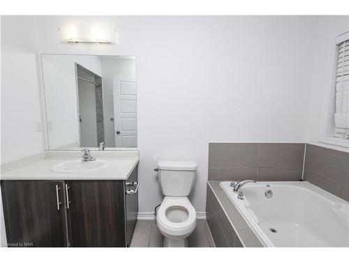 8166 Buckeye Crescent, Niagara Falls, ON - Indoor Photo Showing Bathroom