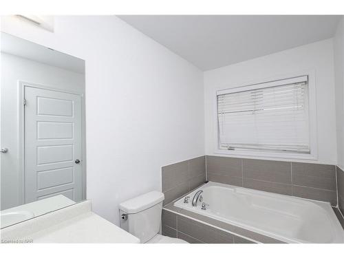 8166 Buckeye Crescent, Niagara Falls, ON - Indoor Photo Showing Bathroom