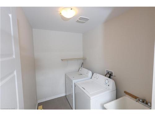 8166 Buckeye Crescent, Niagara Falls, ON - Indoor Photo Showing Laundry Room
