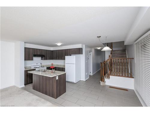 8166 Buckeye Crescent, Niagara Falls, ON - Indoor Photo Showing Kitchen