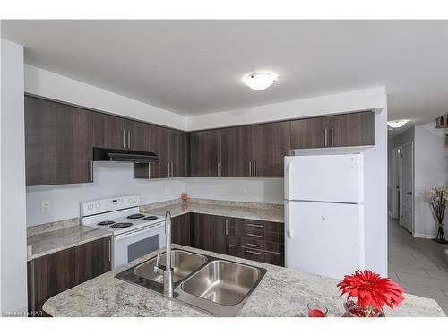 8166 Buckeye Crescent, Niagara Falls, ON - Indoor Photo Showing Kitchen With Double Sink