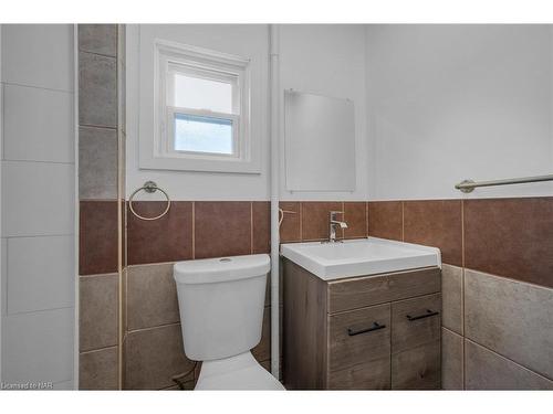 252 Vine Street, St. Catharines, ON - Indoor Photo Showing Bathroom