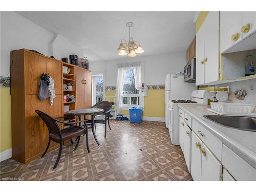 252 Vine Street, St. Catharines, ON - Indoor Photo Showing Kitchen