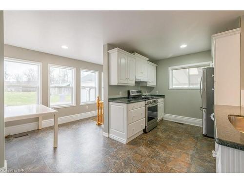 967 Niagara Parkway, Fort Erie, ON - Indoor Photo Showing Kitchen