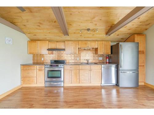 967 Niagara Parkway, Fort Erie, ON - Indoor Photo Showing Kitchen