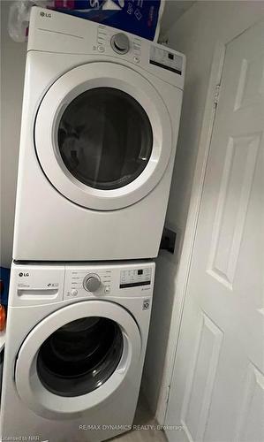 7 Slater Circle W, Brampton, ON - Indoor Photo Showing Laundry Room