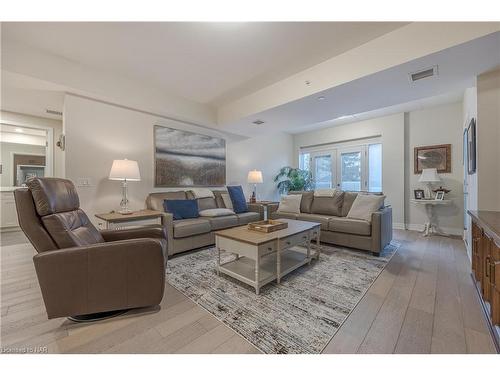 10 Albert Street E, Thorold, ON - Indoor Photo Showing Living Room