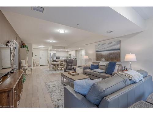 10 Albert Street E, Thorold, ON - Indoor Photo Showing Living Room