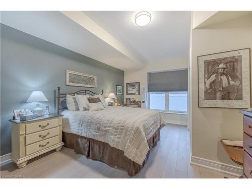 10 Albert Street E, Thorold, ON - Indoor Photo Showing Bedroom