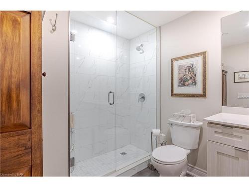 10 Albert Street E, Thorold, ON - Indoor Photo Showing Bathroom