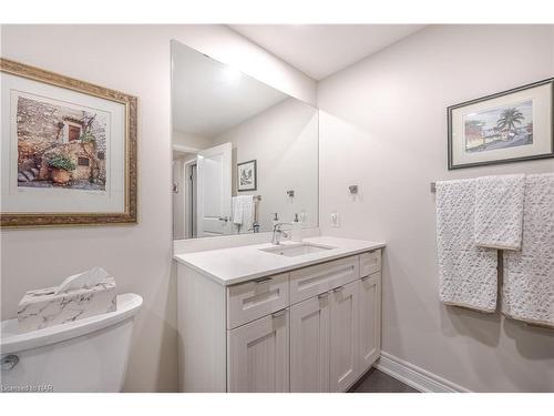 10 Albert Street E, Thorold, ON - Indoor Photo Showing Bathroom