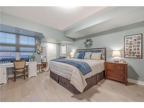 10 Albert Street E, Thorold, ON - Indoor Photo Showing Bedroom