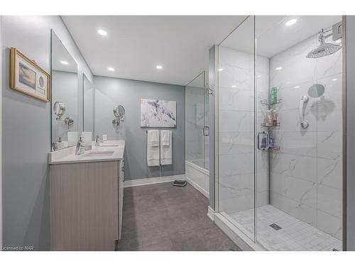 10 Albert Street E, Thorold, ON - Indoor Photo Showing Bathroom