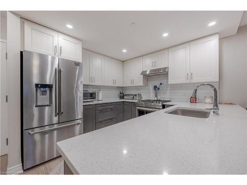 10 Albert Street E, Thorold, ON - Indoor Photo Showing Kitchen With Upgraded Kitchen