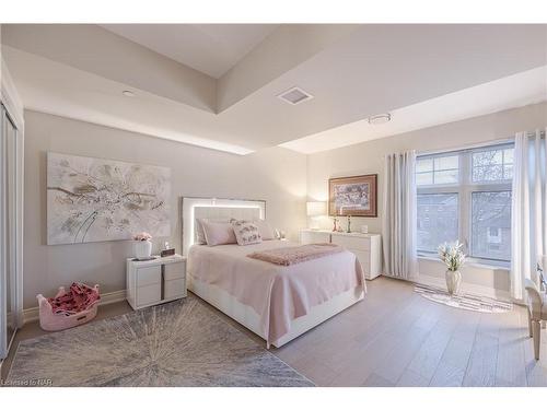 10 Albert Street E, Thorold, ON - Indoor Photo Showing Bedroom