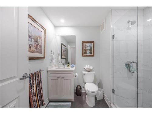 10 Albert Street E, Thorold, ON - Indoor Photo Showing Bathroom