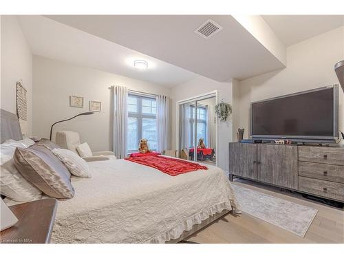 10 Albert Street E, Thorold, ON - Indoor Photo Showing Bedroom