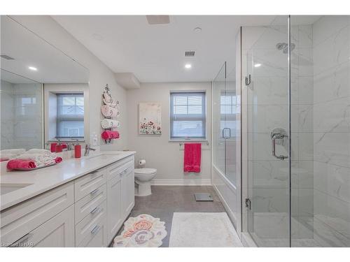 10 Albert Street E, Thorold, ON - Indoor Photo Showing Bathroom