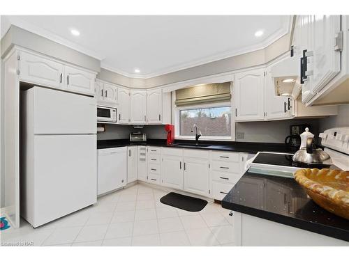 15 Wilberforce Avenue, Niagara-On-The-Lake, ON - Indoor Photo Showing Kitchen