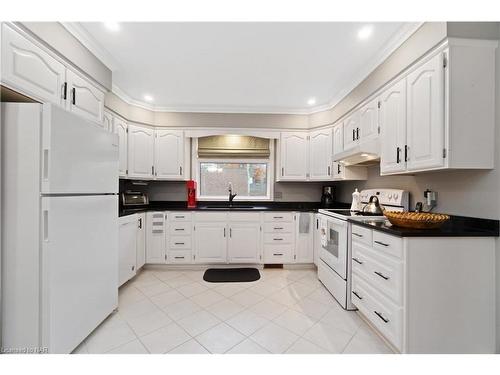 15 Wilberforce Avenue, Niagara-On-The-Lake, ON - Indoor Photo Showing Kitchen