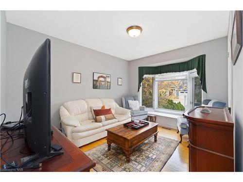 15 Wilberforce Avenue, Niagara-On-The-Lake, ON - Indoor Photo Showing Living Room