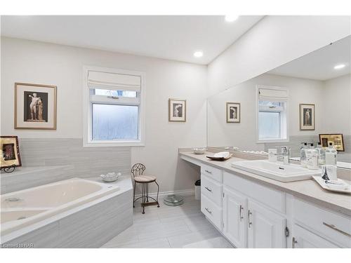 15 Wilberforce Avenue, Niagara-On-The-Lake, ON - Indoor Photo Showing Bathroom
