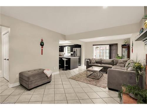 17 Melrose Avenue, Port Robinson, ON - Indoor Photo Showing Living Room