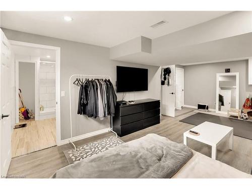 17 Melrose Avenue, Port Robinson, ON - Indoor Photo Showing Living Room