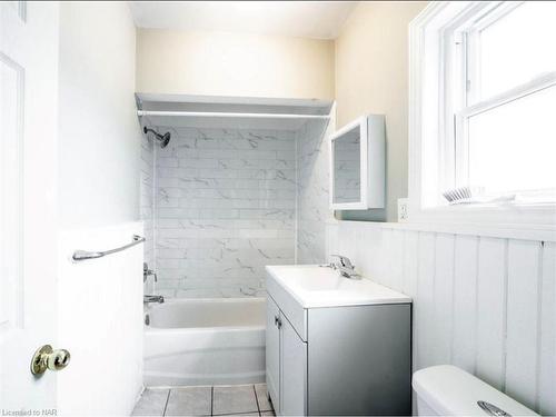 4351 Burch Place, Niagara Falls, ON - Indoor Photo Showing Bathroom
